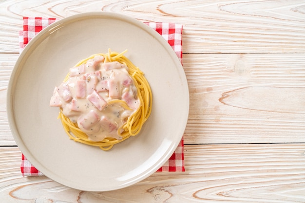 sauce à la crème blanche spaghetti maison au jambon. Style de cuisine italienne