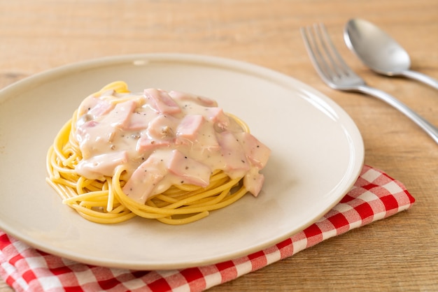 sauce à la crème blanche spaghetti maison au jambon - style cuisine italienne