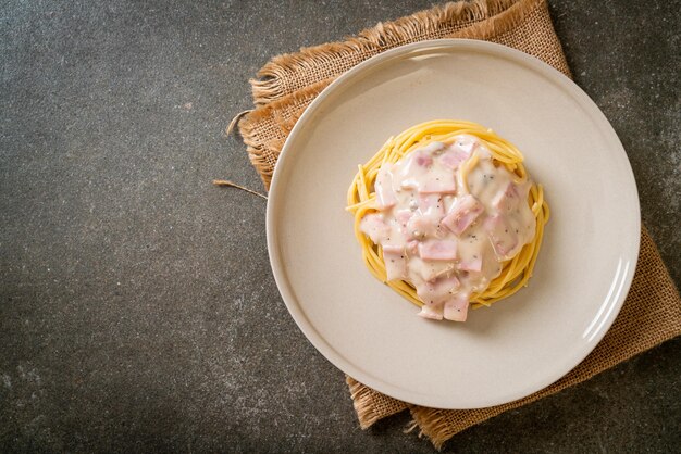 sauce à la crème blanche spaghetti maison avec jambon - cuisine italienne