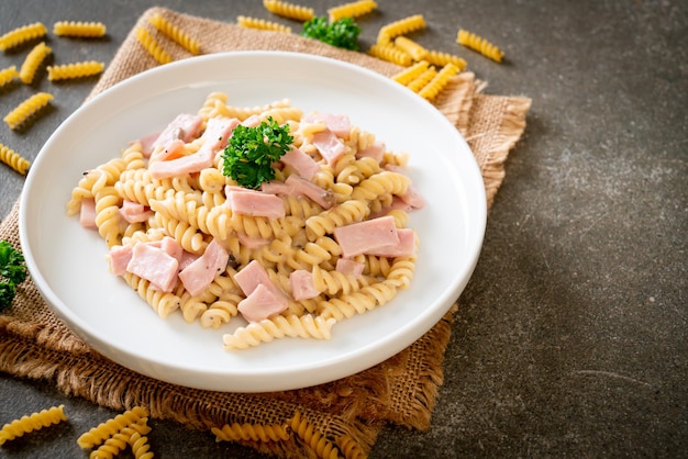 sauce crémeuse aux champignons et pâtes spirales ou spirales avec jambon - cuisine italienne