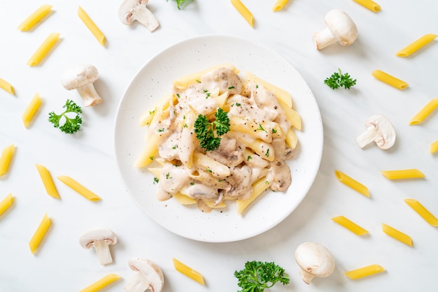 sauce crémeuse à la carbonara de pâtes penne aux champignons, à l'italienne