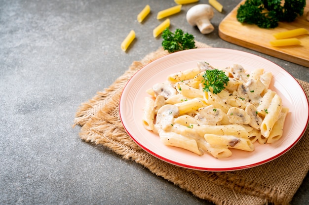 sauce crémeuse à la carbonara de pâtes penne aux champignons