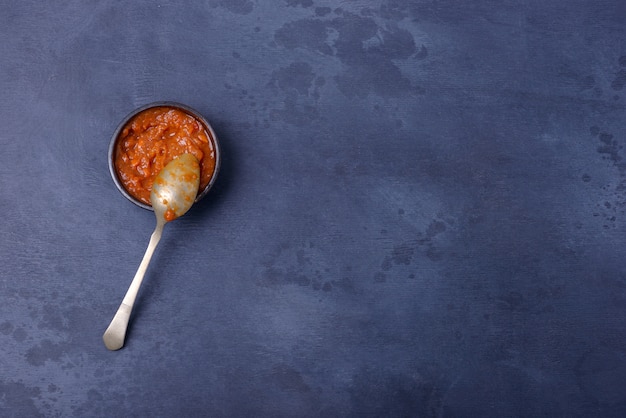 Sauce dans un bol avec une cuillère