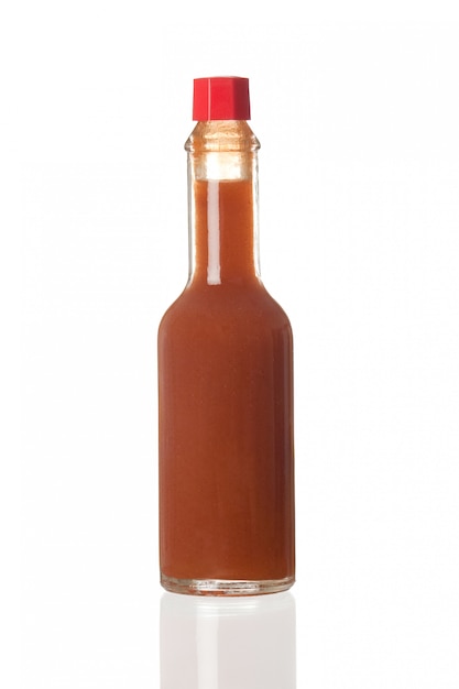 Sauce épice sur fond blanc avec reflet