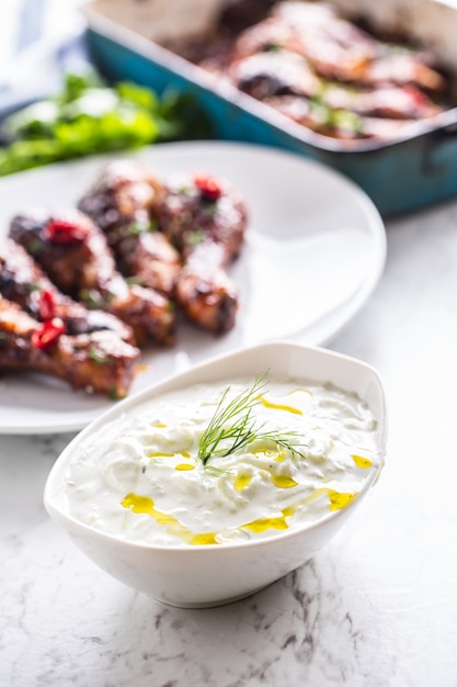 Sauce à la grecque ou vinaigrette tzatziki avec cuisses de poulet.