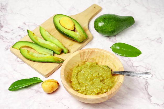 Sauce guacamole à l&#39;avocat sur table en marbre