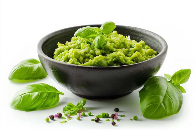 Sauce guacamole dans un bol sur fond blanc