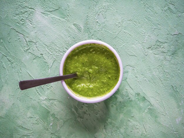 Sauce guacamole sur une table verte. Vue de dessus.