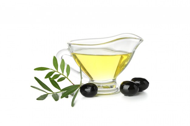 Sauce avec de l'huile d'olive, des olives et des feuilles isolated on white