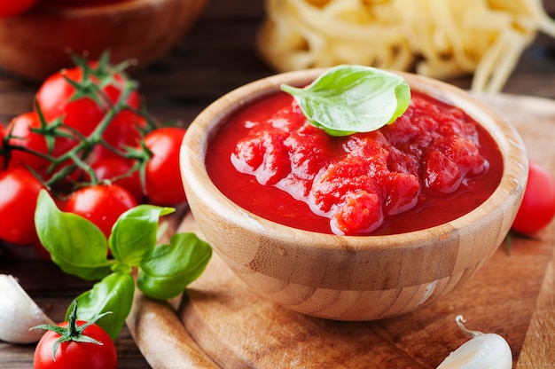 Photo sauce italienne maison avec tomate et basilic