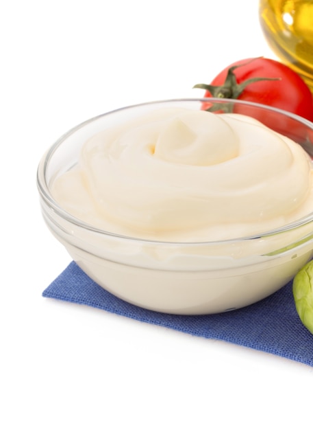 Sauce mayonnaise dans un bol isolé sur fond blanc