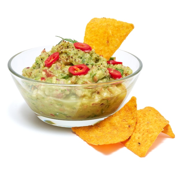 Sauce mexicaine guacamole biologique végétarienne saine servie dans un bol en verre avec des nachos ou une tortilla