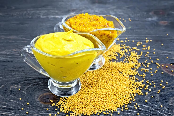 Photo sauce moutarde dans deux saucières à bord