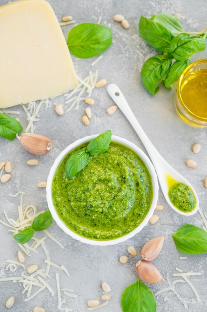 Photo sauce pesto au basilic italien dans un bol blanc avec des ingrédients pour la cuisson espace de copie