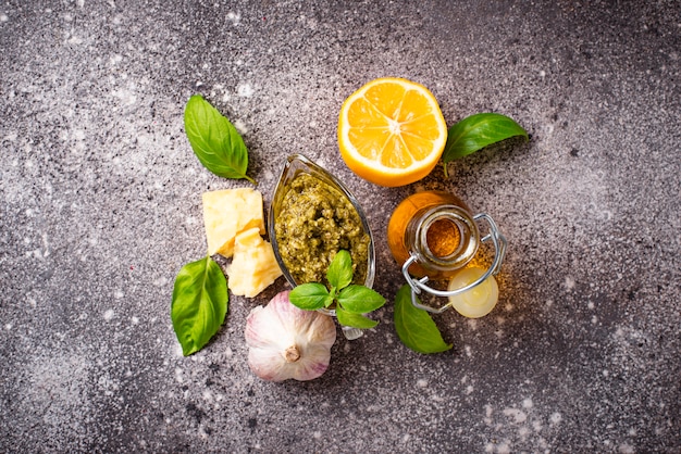 Sauce pesto italienne traditionnelle faite maison