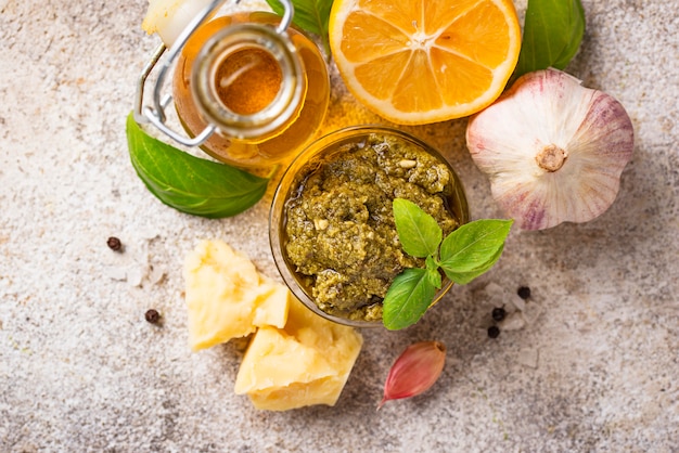 Sauce pesto italienne traditionnelle faite maison