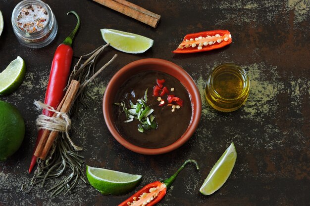 Photo sauce pimentée au citron vert ingrédients pour la sauce chili et le citron vert.