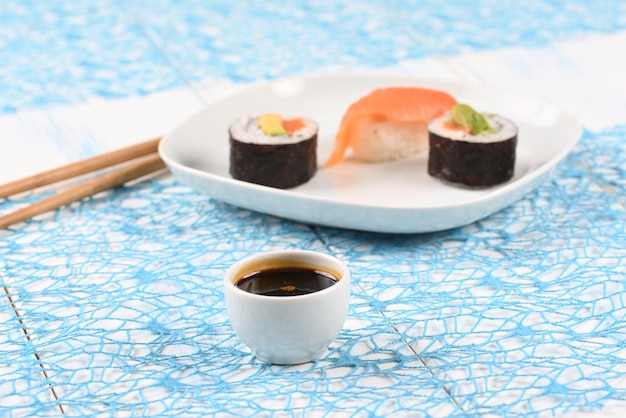 Sauce pour sushi dans un bol blanc