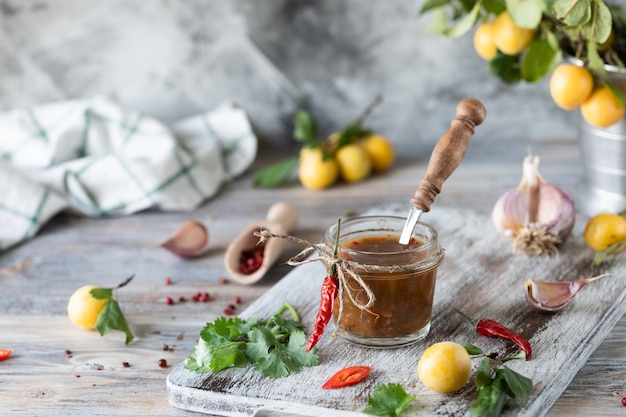 Sauce de prunes jaunes fraîches dans un bocal en verre. Prune jaune prune fraîche. Sauce maison en pots de verre. Tkemali.