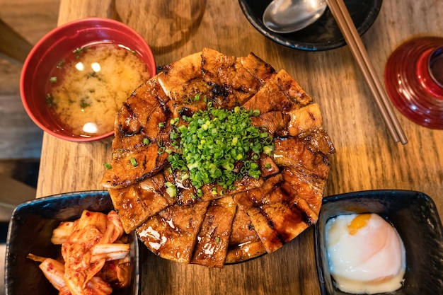 Sauce soja au porc grillé japonais avec du riz Butadon Tokachi dans un bol au restaurant japonais