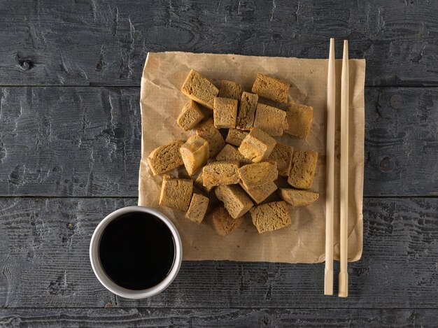 Sauce soja au tofu frit et bâtonnets en bois. Apéritif au fromage grillé.