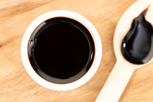 Sauce soja dans un bol sur une table en bois nature morte