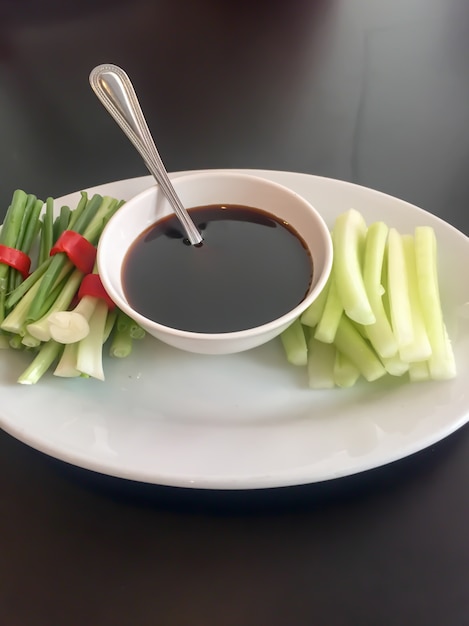 Sauce de soja douce dans un bol avec des légumes