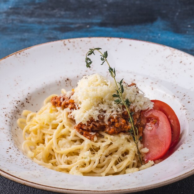 Sauce spaghetti rouge. Spaghetti bolognaise dans une assiette