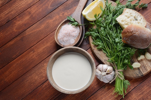 Sauce Tahini dans un bol avec du persil