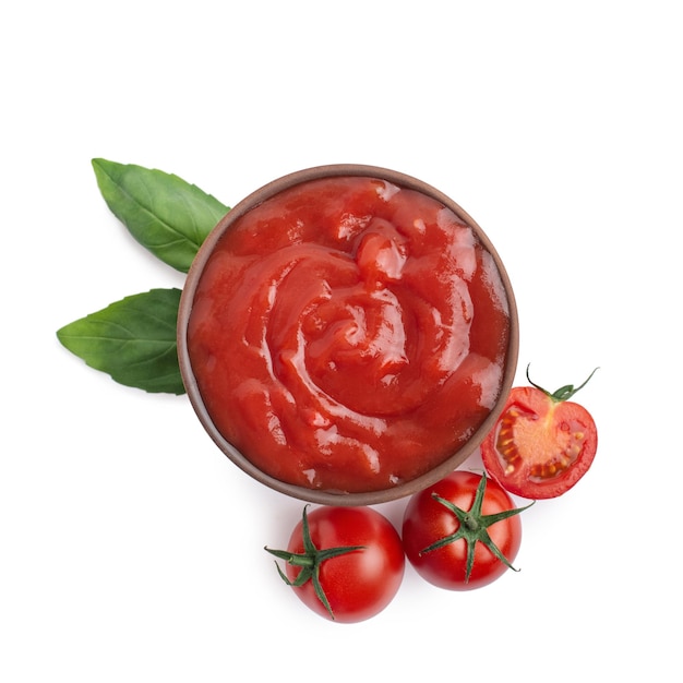 Sauce tomate aux feuilles de basilic sur fond blanc