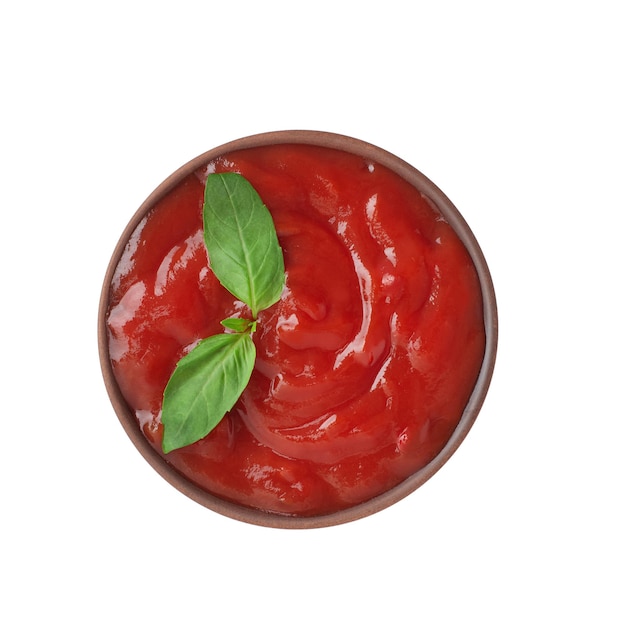 Sauce tomate aux feuilles de basilic sur fond blanc