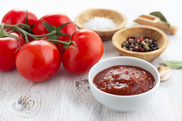 Sauce tomate dans un arc blanc