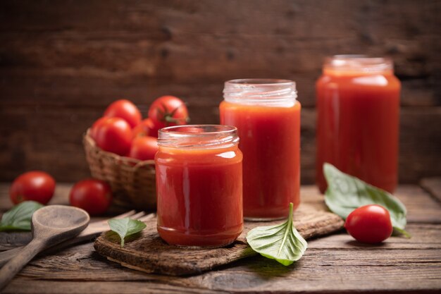 Sauce tomate dans un bocal en verre sur une table en bois rustique close up