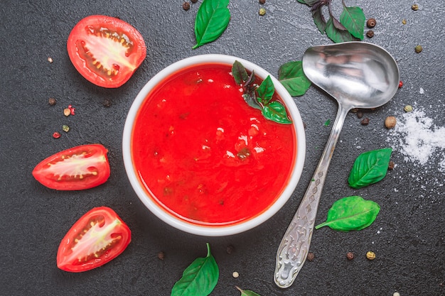 Sauce tomate dans un bol aux épices