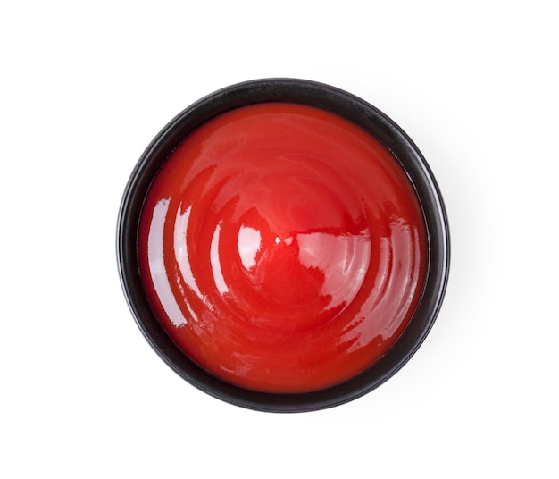Sauce tomate dans un bol sur fond blanc