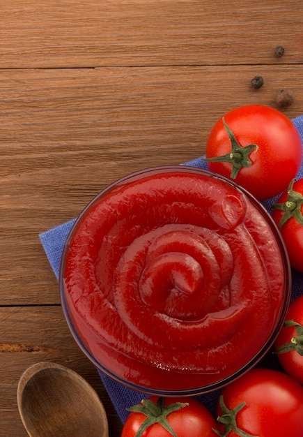 Photo sauce tomate dans un bol sur fond de bois
