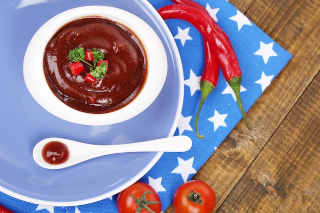 Sauce tomate dans un bol sur une table en bois libre