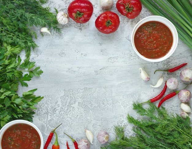 Photo sauce tomate épicée aux herbes, ketchup, cuisiner, fond gris