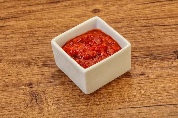 Sauce tomate épicée dans le bol