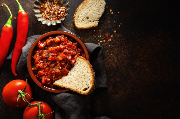 Sauce tomate fraîche et savoureuse sur du brun