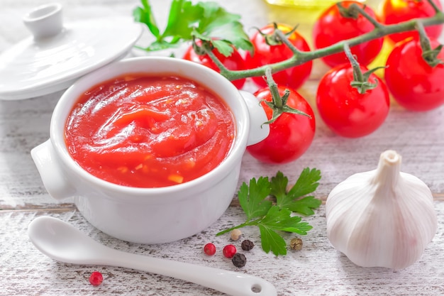 Sauce tomate fraîche sur une table