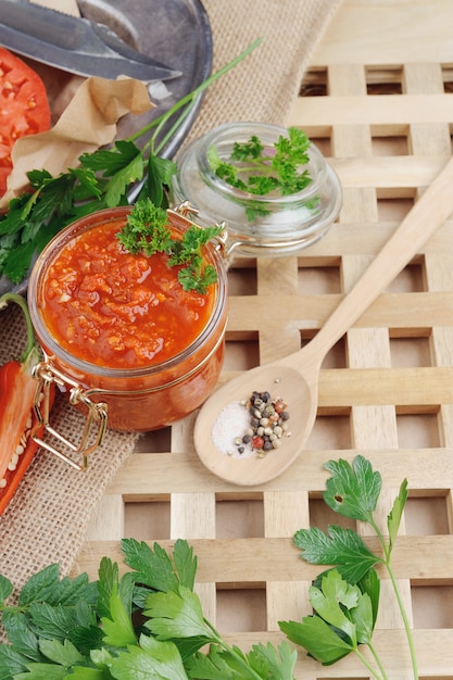 Sauce tomate et ingrédients pour sa cuisson sur un plat en métal.