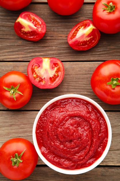 Sauce tomate ketchup dans un bol avec tomates