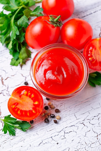 Sauce tomate ketchup sur fond en bois