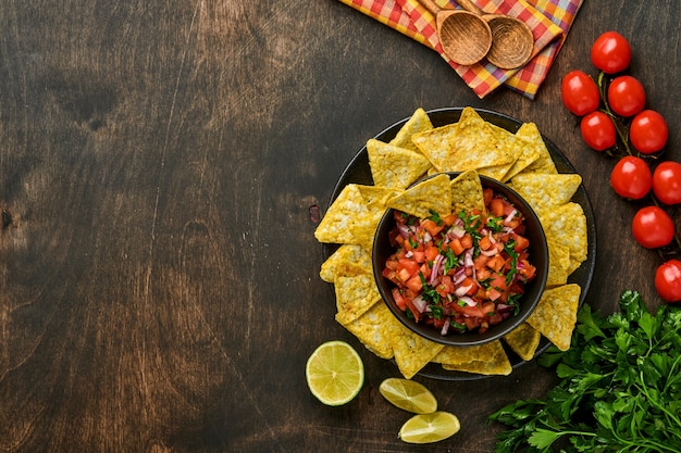 sauce tomate mexicaine traditionnelle salsa avec nachos et ingrédients tomates, chili, ail, oignon