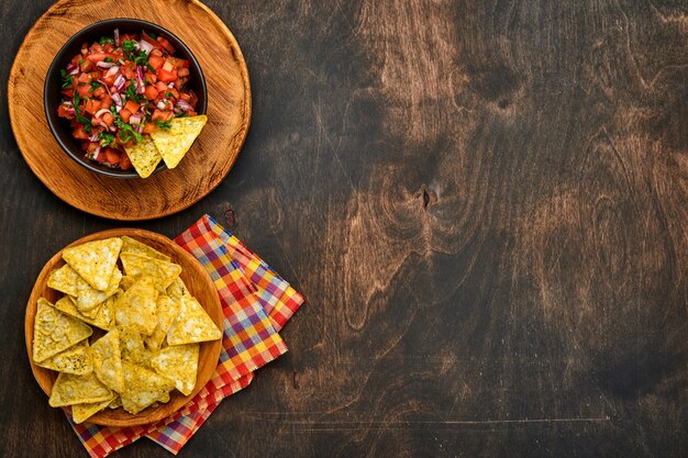 sauce tomate mexicaine traditionnelle salsa avec nachos et ingrédients tomates, chili, ail, oignon