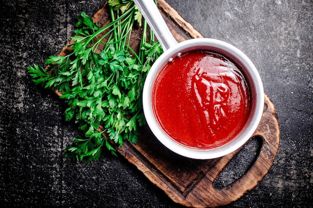 Sauce tomate sur une planche à découper en bois