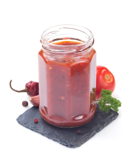 Sauce tomate en pot de verre sur fond blanc