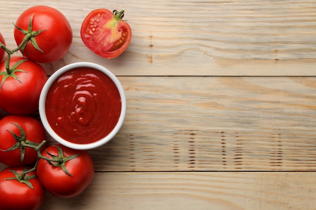 Sauce tomate rouge dans un bol en céramique