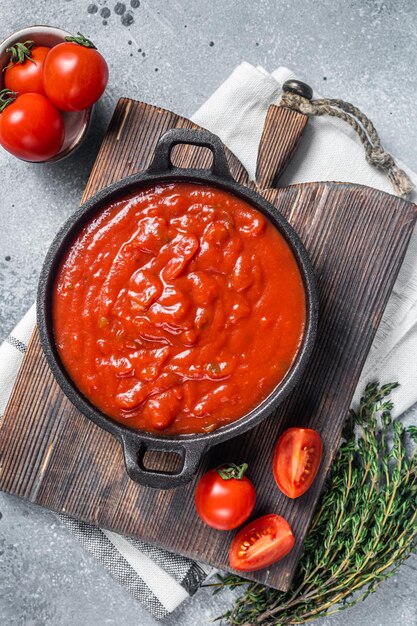 Sauce tomate rouge maison au basilic dans une casserole Fond gris Vue de dessus